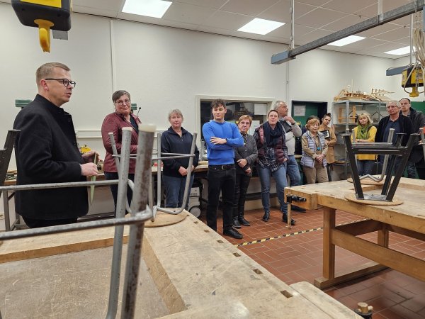 Der Leiter der Realschule Lage, Jürgen Franke (links), führte den Schulausschuss durch die Räume. Es gibt vor allem ein Platzproblem, es fehlt Lagerraum. - © Astrid Sewing