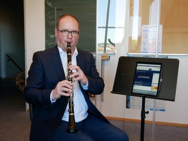 Musikunterricht nach ministeriellen Vorgaben. Musikschulleiter Stefan Albrecht sitzt hinter der neuen Plexiglas-Stellwand und hat stets einen Blick auf neue Presseerklärungen des Landesportals NRW, wo sich täglich was ändert.
B2: B1. Musikunterricht nach ministeriellen Vorgaben. Musikschulleiter Stefan Albrecht sitzt vor der neuen Plexiglas-Stellwand und hat stets einen Blick auf neue Presseerklärungen des Landesportals NRW, wo sich täglich was ändert. - © Thomas Krügler