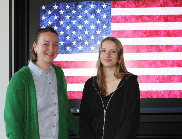 Englischlehrerin Susanne Löblein (links) verteilte in ihrer Realschulklasse in Steinheim die Flyer fürs Stipendium, Leandra Grube war Feuer und Flamme für die Idee, ein Jahr in die USA zu gehen. Und sie erhielt den Zuschlag. - © Realschule Steinheim