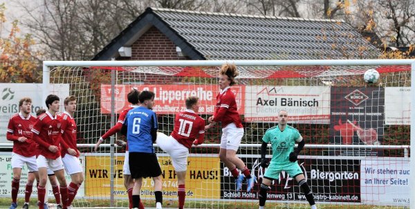 Gefährlich rauscht der Ball nach einem Eckball durch den Lipperreiher Strafraum. - © Oliver König