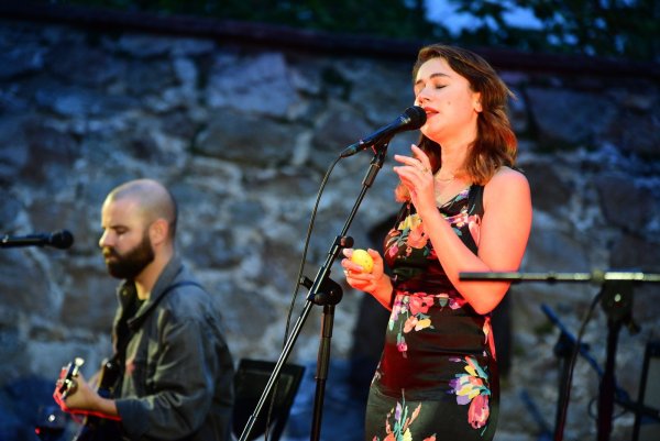 Laura Carbone überzeugt rund 100 Gäste beim Konzertabend auf Burg Sternberg. - © Nicole Ellerbrake