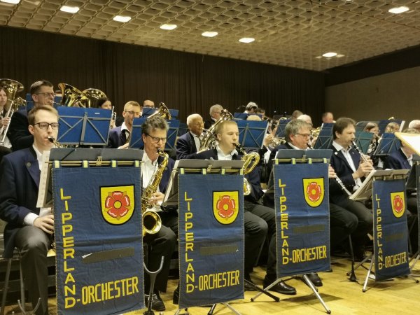 Gibt nach zwei Jahren coronabedingter Bühnen-'Abstinenz ein schwungvolles Blasmusik-Konzert: das Alverdisser Lipperland-Orchester mit Dirigent Peter Werpup. - © Sylvia Frevert(LZ)