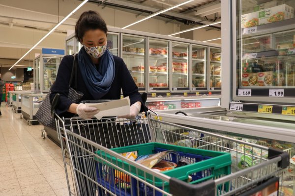 Nicole Inoue ist beim Einkaufen für die in Quarantäne lebenden Rentner sehr sorgfältig. Sie hat eine Einkaufsliste dabei, auf der genau steht, was die Senioren benötigen. - © Till Sadlowski