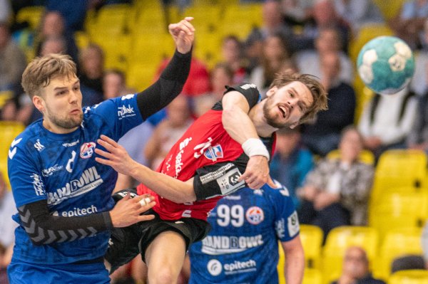 Harte Arbeit nicht belohnt: In dieser Szene hängt sich Ralfs Geislers (rot) von THL im Spiel gegen die TSG A-H Bielefeld voll rein. Die Bielefelder Thore Oetjen (links) und Maximilian Nowatzki (rechts, verdeckt), können den agilen Geislers nicht stoppen. Am Ende verloren die Lipper deutlich mit 30:38. - © Egon Penner