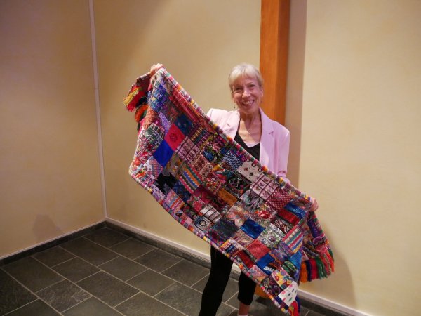Veranschaulicht die Vielfalt der Bibel: Dr. Martina Steinkühler mit einem aus vielen Teilen zusammengesetzten Quilt. - © Lippische Landeskirche