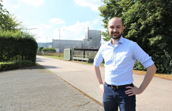Nik Riesmeier, Grünen-Bundestagskandidat im Wahlkreis 136, auf dem Parkplatz vor dem ehemaligen Kernkraftwerk Würgassen. - © Simone Flörke