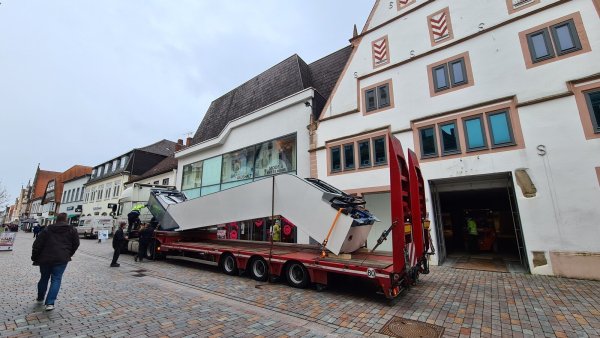 Die Rolltreppe aus dem ehemaligen H&M-Geschäft wird abtransportiert. - © Nadine Uphoff