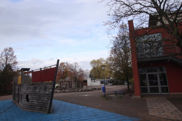 Das Markenzeichen der Grundschule Nord, ein Klettergerüst in Form eines Piratenschiffes, musste im Frühjahr vergangenen Jahres abgebaut werden, weil es marode war. Jetzt soll es ein neues Schiff geben.  - © Birgit Guhlke