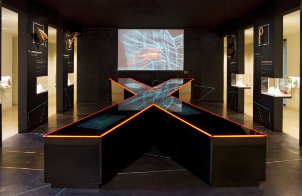 Im Herzen der Ausstellung: das „Mediale X“ kombiniert die Bereiche Kultur und Natur und lädt zum Entdecken und Staunen ein. Foto: Landesverband Lippe/Annika Drewes - © Landesverband Lippe / Annika Drewes