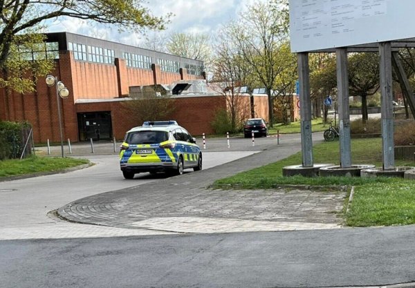 Die Polizei ist mit einem großen Aufgebot am Schulzentrum Aspe vor Ort. - © Tim Freitag