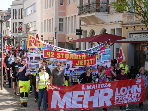 Demonstationszug vom Kronenplatz zum Marktplatz: Rund 200 Teilnehmer fordern mehr Lohn, Freizeit und Sicherheit. - © Thomas Krügler