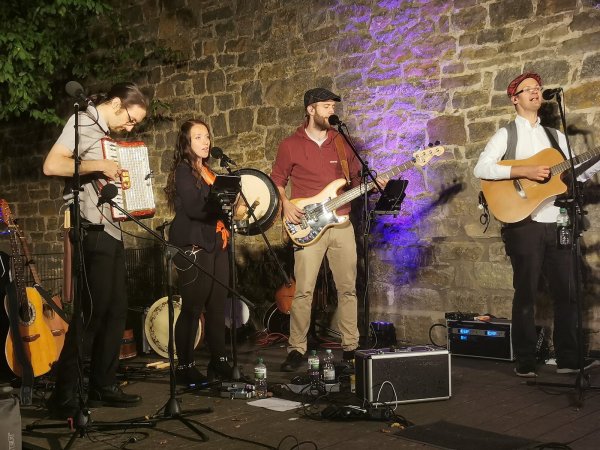 Begeisterten mit ihrem schottischen Folk-Konzert im Alverdisser Sängerpark: die "Kilkenny Band" mit (von links) Stephan Niebler (Gitarre, Akkordeon), Julie Ann Limino-Boyle (Lead Vocal, Bodhran), Dennis Fehlauer (Lead Vocal, Bass, Gitarre) und Bandgründer Jascha Kemper (Vocal, Gitarre, Mandoline, Tin Whistle). - © Sylvia Frevert(LZ)