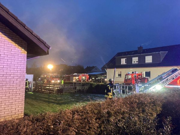 In Laßbruch verhindert die Wehr das Übergreifen des Brandes auf den Dachstuhl. - © Feuerwehr Extertal