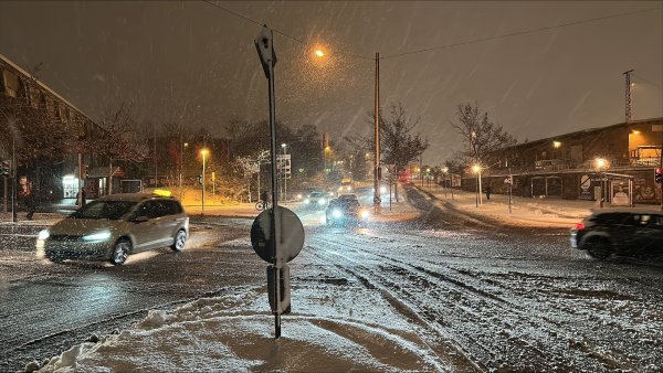 Die Kreuzung Mindener/Jöllenbecker Straße ist am Mittwochmorgen geräumt, aber es schneit am Morgen weiterhin. - © Stefan Becker