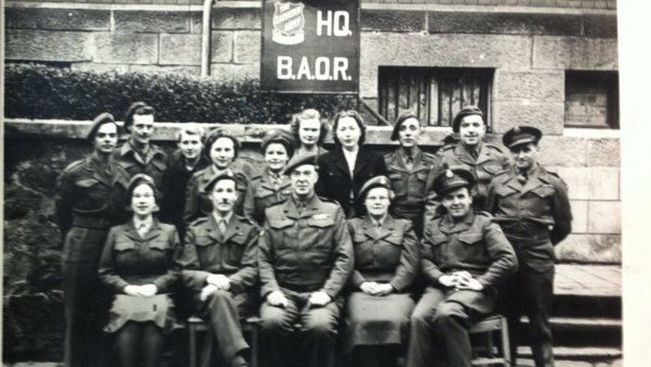 Uniformierte Briten vor einem Schild mit dem Schriftzug Salvation Army (Heilsarmee) und BAOR (kurz für British Army of the Rhine) in der Bismarckstraße. - © Archiv Stefan Wiesekopsieker