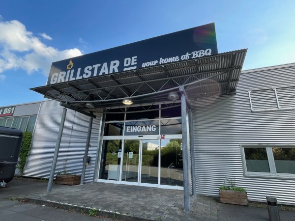 Der Verkauf beim insolventen Geschäft Grillstar.de an der Berliner Straße 504 läuft derzeit weiter. Für die 38 Mitarbeitenden bahnt sich indes eine gute Lösung ab Oktober an. - © Lena-Vanessa Bleck