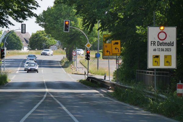 Wer vom Badehaus kommt, kann die große mit Blinklich versehene Hinweistafel eigentlich nicht übersehen. Die Umleitung für den Verkehr in Richtung Detmold führt über die B1. Zusätzlich gibt es den Hinweis: "Straße in 700 Metern gesperrt. Keine Wendemöglichkeit für LKW." - © Jost Wolf