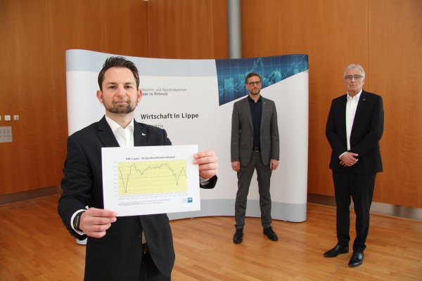 IHK-Referent Timm Marvin Lönneker präsentiert zusammen mit Hauptgeschäftsführer Stefan Sievers und Präsident Volker Steinbach (von links) die Ergebnisse der Konjunkturumfrage. Die Grafik zeigt, dass es bei Geschäftslage und -aussichten momentan nach unten geht. - © Jana Beckmann