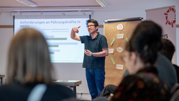 Jan Uekermann gibt Seminare und hält Vorträge. Im Juni gibt er Salzufler Vereinen und Ehrenamtlern Tipps zum Fundraising. - © argum