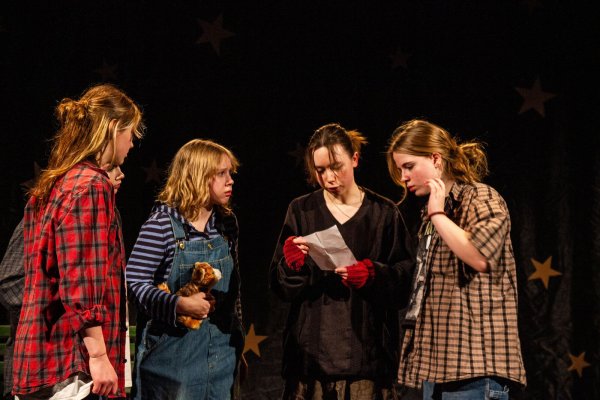 "Der Herr der Diebe": Lina Bergen, Anna Stichweh, Mia Kuhlmann, Lotta Grebe (von links) spielten die Geschichte mit Spannung und Überzeugungskraft. - © Landestheater Detmold/Lina Pris