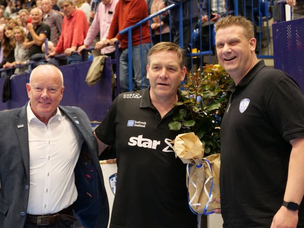 Drehen weiterhin am Rad beim TBV Lemgo Lippe: Die Geschäftsführer Ulrich Kaltenborn (links) und Jörg Zereike (rechts), die im Mai 2019 den heutigen Bundestrainer Alfred Gislason mit einem Rosenbusch zum Abschied beim THW Kiel überraschten. - © Jörg Hagemann