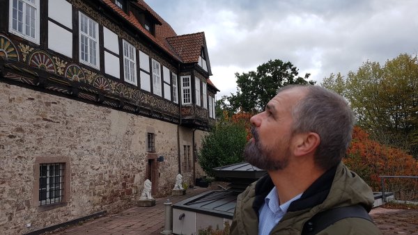 Heinz Baumeister würde schon sehr gern das Burghotel betreiben. Er hat eine Menge Ideen, wie sich aus dem Baudenkmal wieder ein florierender Hotelbetrieb machen ließe. - © Marianne Schwarzer