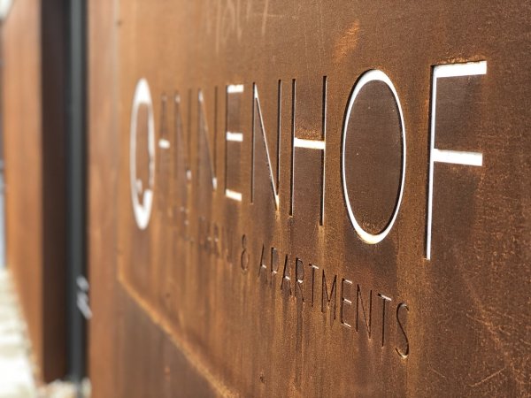 In der Lokalpolitik war das Echo auf den Cortenstahl am neuen Hotel geteilt. - © Till Brand
