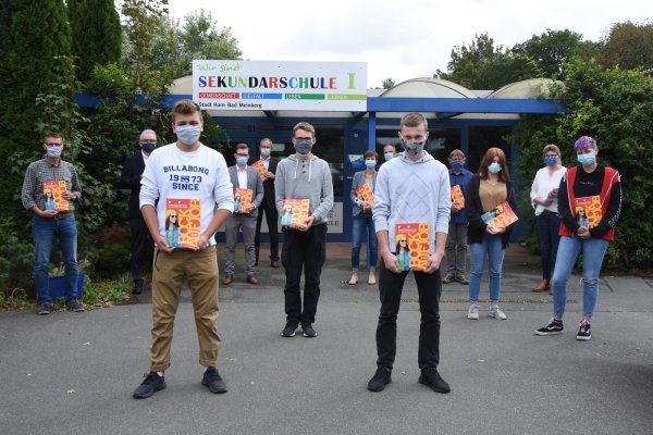 Die Sekundarschule in Horn erhält die ersten IHK-Ausbildungsatlanten. Bei der Übergabe mit dabei sind (von links) Johannes Gerdiken, Volker Steinbach (IHK), Shaun Coles, Sebastian Prange (IHK), Axel Martens (IHK), Nicole Glaremin-Brünger, Michael Wennemann (IHK), Benny Steigmann, Willy Gutzeit, Yasmin Röhl, Dr. Heike Delker und Nele Dietze. - © Raphael Bartling