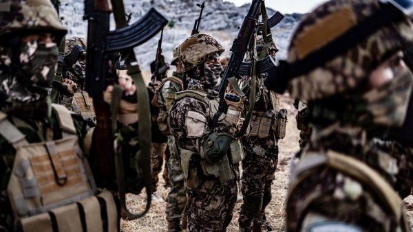 Kämpfer der islamistischen militanten Gruppe Haiat Tahrir al-Scham (HTS). - © Anas Alkharboutli/dpa