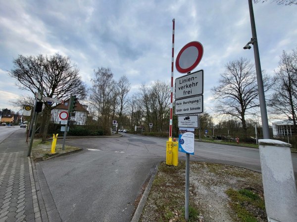 Schon länger ist die Busschleuse Wüstener Straße/Wenkenstraße defekt. Die Schranke steht daher offen. Obwohl nur für den öffentlichen Nahverkehr freigegeben, fahren regelmäßig auch Autos durch die Schleuse. - © Freya Köhring