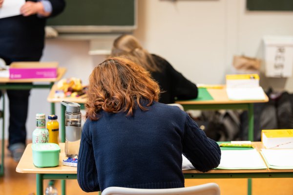 Heute schreiben die Abiturienten in NRW ihre eigentlich für Mittwoch geplanten Klausren in in den Fächern Biologie, Chemie, Ernährungslehre, Informatik, Physik und Technik . Kurz vor dem Start mussten einige Seiten nochmal ausgetaucht werden. - © Silas Stein