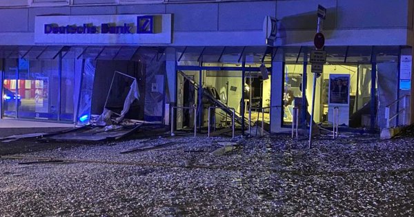 Ein Bild aus der Tatnacht: Die missglückte Sprengung des Geldautomaten in der Filiale der Deutschen Bank hat einen hohen Sachschaden angerichtet. Das Pflaster ist übersät mit Scherben. - © Polizei Lippe