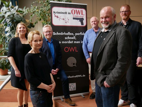 Erstes Krimifestival OWL. Mit Meike Messel, Heike Rommel, Wolfram Tewes, Jürgen Reitemeier, Friedo Petig und Friso Veldink (von links). - © Thomas Krügler