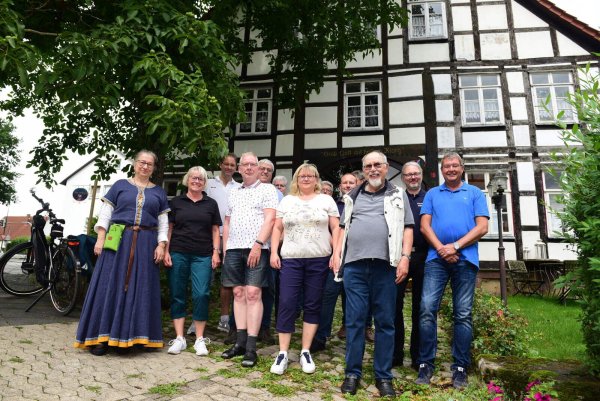 Der Männergesangsverein "Choralle" spendet 40.000 Euro an diverse Vereine aus dem Dorf. Das Geld stammt aus dem Verkauf des Sängerheims. - © Nicole Ellerbrake