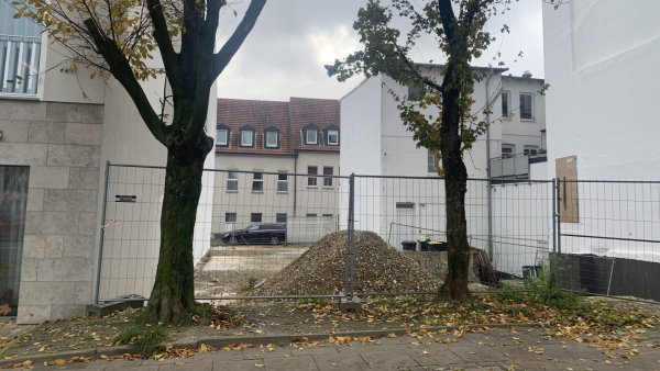 Hingucker, an dem täglich Tausende vorbeifahren: Die Baulücke vom Oberntorwall aus gesehen. - © Ivonne Michel