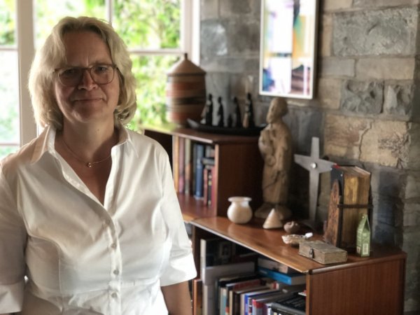 Auf dem Board in ihrem Arbeitszimmer sammelt Dr. Katharina Kleine Vennekate Spuren ihres Lebens. - © Till Brand