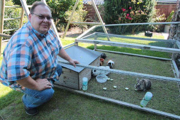 Marc Wietoska in seinem Garten in Silixen. Hier leben auch die sieben Meerschweinchen und zwei Kaninchen, die er täglich mit frischen Gurken belohnt.  - © Carolin Brokmann-Förster