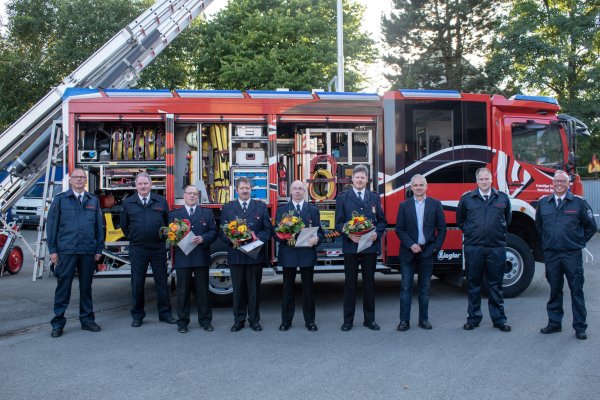 Das Bild zeigt (von links) den stellvertretenden Leiter der Feuerwehr Rolf-Dieter Hanning, Kreisbrandmeister Wolfgang Kornegger, die Geehrten Hauptfeuerwehrmann (HFM) Klaus Rumrich, Unterbrandmeister (UBM) Klaus Watermeier, UBM Carsten Hanning, UBM Thomas Klare, sowie Bürgermeister Heinz-Dieter Krüger, der stellvertretende Leiter der Feuerwehr Björn Bieling, und der Leiter der Feuerwehr Stephan Beinker. ⋌Foto: Freiwillige Feuerwehr Horn-Bad Meinberg - © Freiwillige Feuerwehr Horn-Bad Meinberg