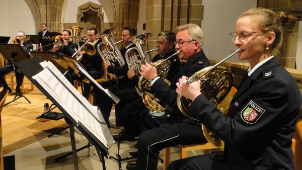 Kraftvoll zelebriert das 30-köpfige Ensemble des Landespolizei-Orchesters NRW Blasmusik in der Christuskirche. Wenn die Musiker ihr Instrument absetzen, klingt der mächtige Sound noch fast eine Sekunde lang nach. - © Hajo Gärtner