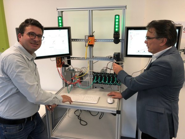 Abteilungsleiter Dr.-Ing. Sebastian Schriegel und Instituts-Chef Prof. Jürgen Jasperneite vor einer Versuchsapparatur, die einen chemischen Prozess steuert. Eine von Fraunhofer entwickelte Software überwacht die Netzwerk-Aktivitäten und die Ereignisse in dem Prozess in Echtzeit und meldet Anomalien. - © Thomas Reineke