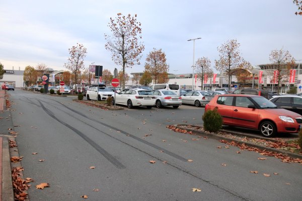 Die Versammlung der Tuner-Szene hat Reifenspuren auf dem Asphalt des Werre-Parks hinterlassen. - © Dana Thoeren