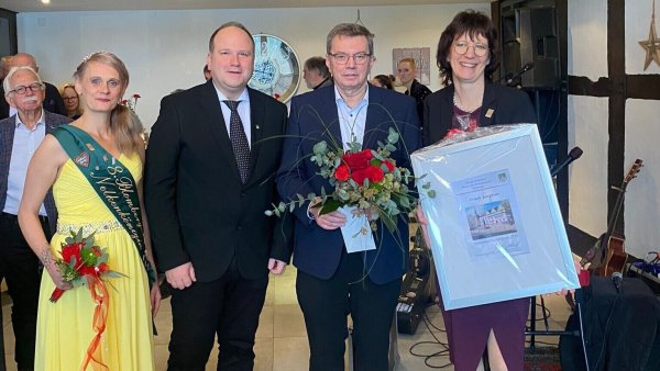 Frank Jungblut (Zweiter von rechts) erhält den Mietzner-Förderpreis Bürgermeister Christoph Dolle, Kathrin Ridder, Vorsitzende des Marketingvereins, und Nelkenkönigin Sabine Gange gratulieren dem Geehrten. - © Blomberg Marketing