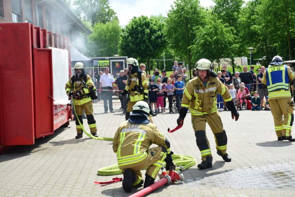 Die Feuerwehr Lage präsentiert zu ihrem runden Geburtstag actionreiche Übungen im Schulzentrum Werreanger. Foto: Nicole Ellerbrake - © Nicole Ellerbrake
