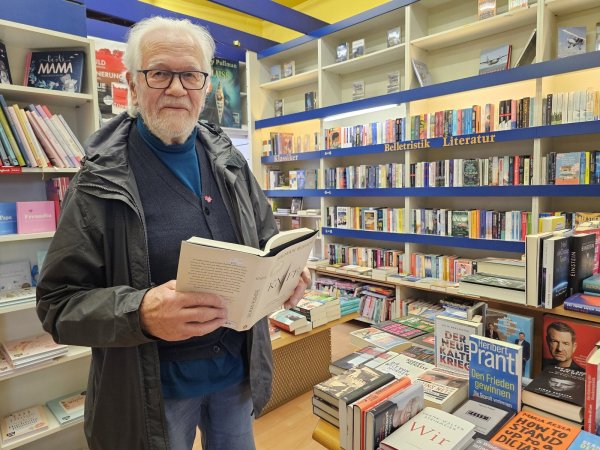 Das soziale Engagement von Hermann Hibbeler ist mit einem Ehrenpreis gewürdigt worden.Ganz privat gehört das Lesen zu seinen Hobbys. In der Bücherei Brückmann ist der 84-Jährige Stammkunde, mittlerweile hat er um die 10.000 Bücher. - © Astrid Sewing