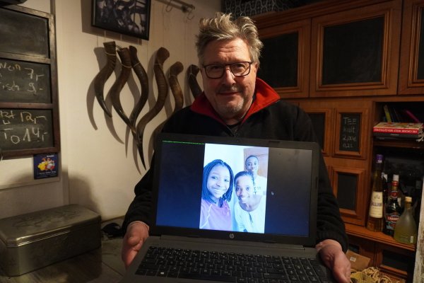 Andreas Wellmann, Vorstandsmitglied des Kelter- und Kulturvereins, zeigt ein Foto der Familie aus Südafrika. - © Michaela Weiße