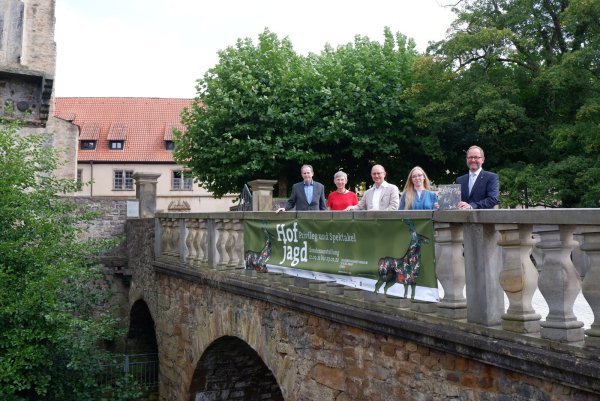 Dr. Heiner Borggrefe (Kurator, von links), Dr. Vera Lüpkes (Museumsdirektorin), Karl Banghard (Leiter Archäologisches Freilichtmuseum), Historikerin Lisa-Marie Bergann und Verbandsvorsteher Jörg Düning-Gast freuen sich auf viele Gäste in der Sonderausstellung im Weserrenaissance-Museum Schloss Brake. - © Lorraine Brinkmann
