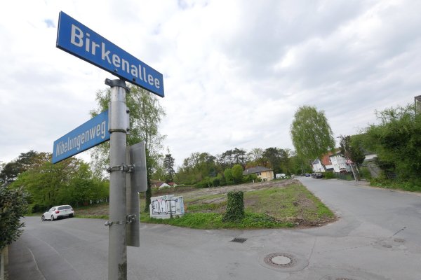 Auf diesem Eckgrundstück an der Kreuzung von Nibelungenweg und Birkenallee stand früher ein Haus. Ein Investor möchte dort nun drei Mehrfamilienhäuser mit insgesamt 18 Wohneinheiten bauen. Die Nachbarn fürchten viel Verkehr. Der weiße Giebel hinter dem Zaun im Hintergrund gehört zu einer Kita. - © Jost Wolf