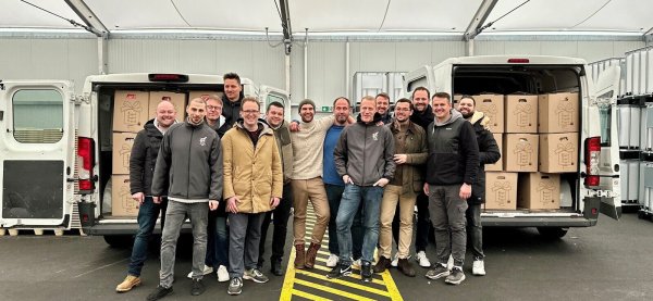 Jan Brinkmann (von links), Steffan Benner, Julian Hilker, Maximilian Schmitt, Marvin Götza,
Merlin Wolf, Dr. Alexander Bartella, Micha Rosemeier, Marc Hollmann
(Präsident), Niklas Klein-Avink, Dennis Greenfield, Marc Schipmann, Sascha
Albrecht und Eduard Albrecht packten ein. - © Bildrechte: Round Table