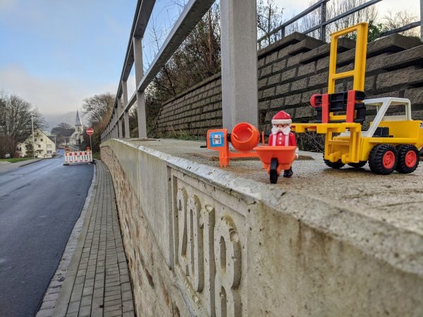 Pünktlich zum Fest kann der „Weihnachtsmann“ die Baustelle räumen. Das Foto zeigt den Ausbaubeginn auf Höhe der katholischen Kirche. Hier wurde 2018 die erste von zwei Bohrpfahlwänden errichtet. - © Gemeinde Kalletal