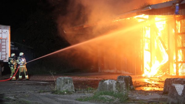 Die Lagerhalle in der Bad Salzufler Ladestraße steht in Flammen. Die Feuerwehr Bad Salzuflen ist mit vielen Kräften vor Ort und kann ein Übergreifen auf angrenzende Gebäudeteile verhindern. - © Foto: Daniel Hobein / Feuerwehr Bad Salzuflen